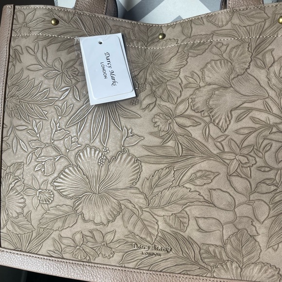 DARCY MARKS LONDON TAN LARGE TOTE - Picture 14 of 16